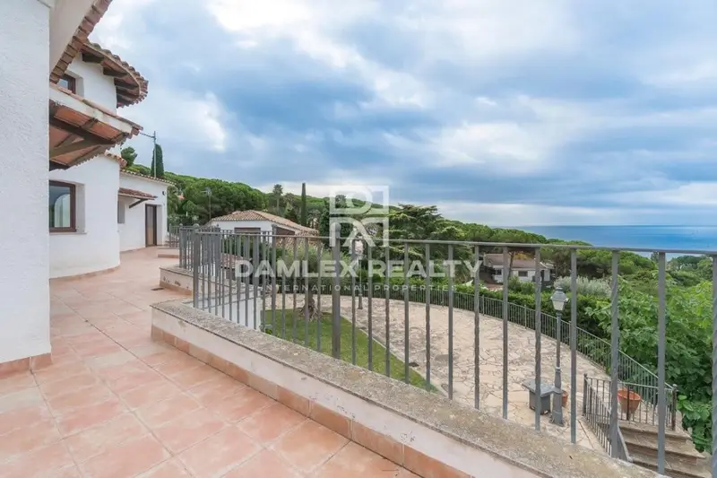 Chalet en Lloret de Mar con Vistas al Mar y Piscina Comunitaria