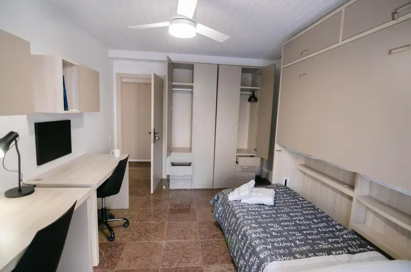 Habitacion Luminosa para Dos con Litera y Balcon Privado en el Centro de Valencia