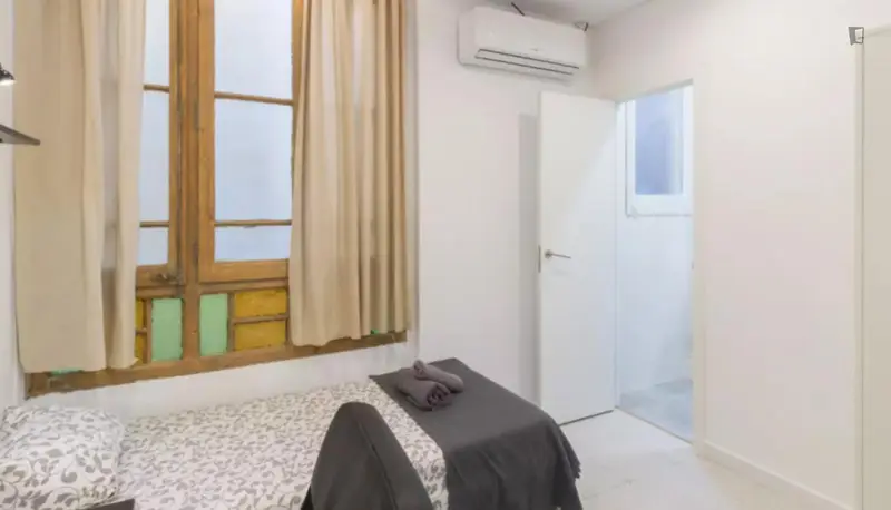 Habitación individual, con baño privado, en un piso de 7 habitaciones