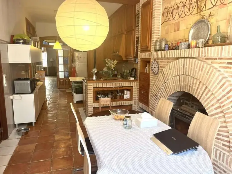 Casa de Campo Rustica en Orba con 4 Dormitorios y Patio
