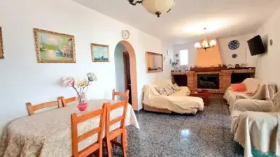 Chalet Rústico en Alquiler con Piscina y Vistas a la Montaña