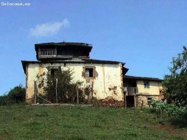 Chalet en Venta en Villar de Luarca Asturias Casa de Piedra con Horreo