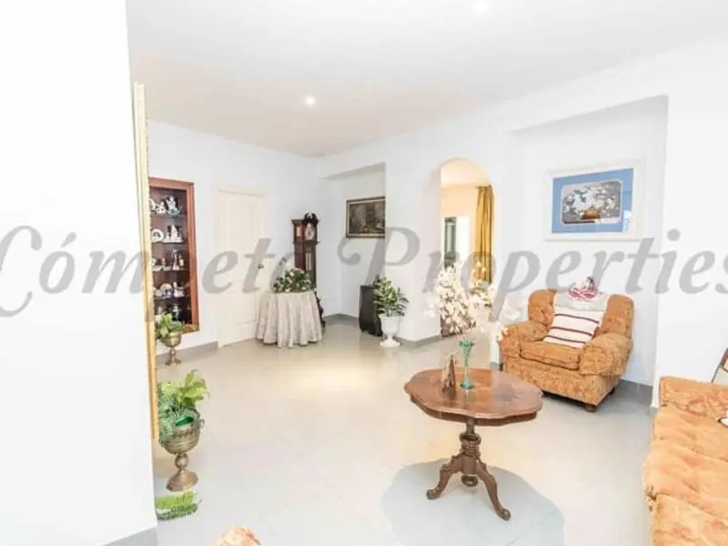 Casa Antigua con Gran Potencial en el Corazón de Nerja