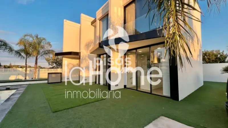 Chalet Moderno en Bétera con Piscina y Zona de Ocio