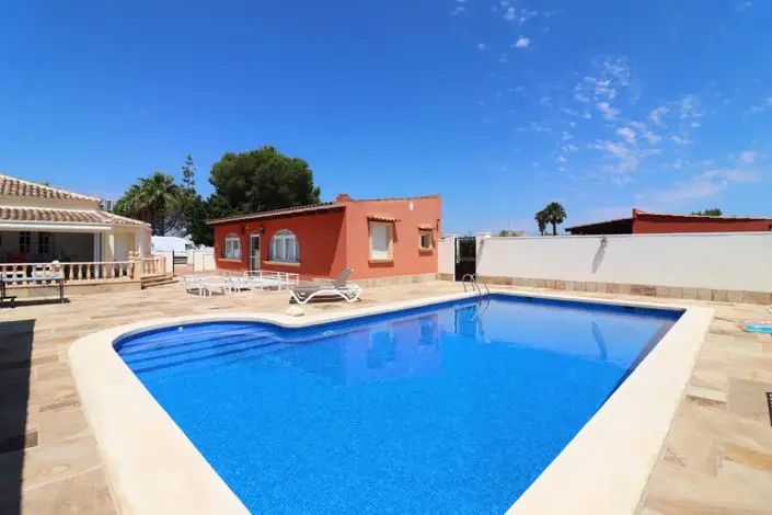 Villa de Lujo con 6 Dormitorios y Establos en Venta