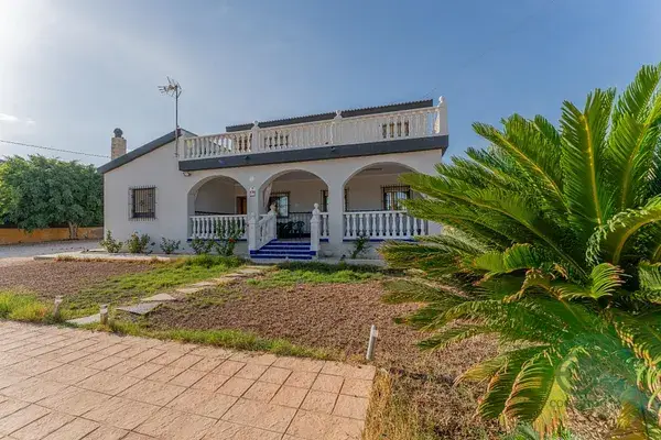 Chalet en Elche cerca de Alicante con 7 dormitorios y piscina
