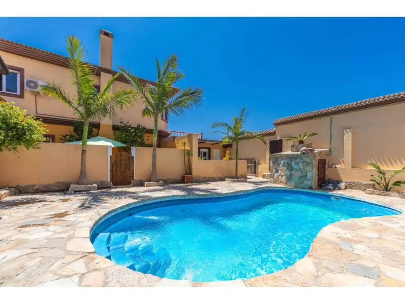 Chalet con Piscina en Tarifa Ideal para Familias