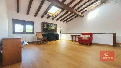 Casa en Venta en Comillas: 4 Habitaciones, Vistas al Pueblo