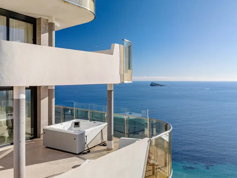 Apartamento 3 Dormitorios Benidorm Piscina Parking Vistas al Mar
