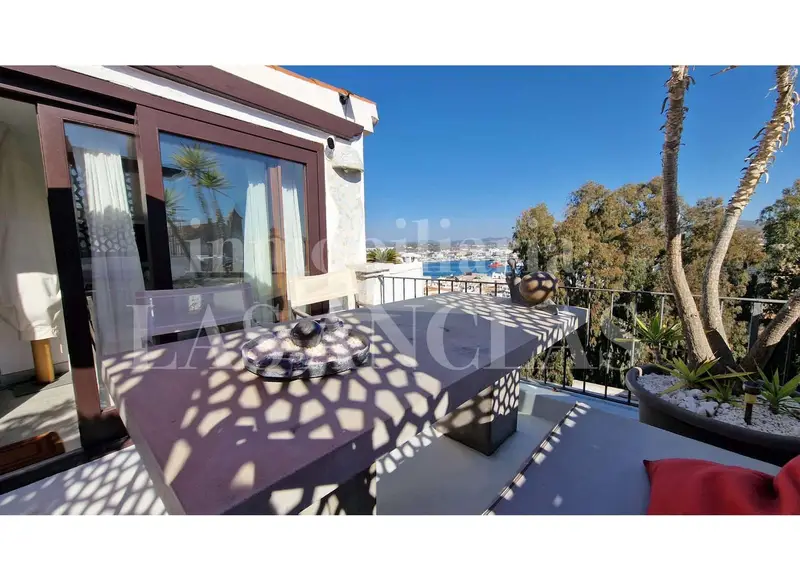 Atico en venta en Dalt Vila Ibiza con azotea privada y vistas