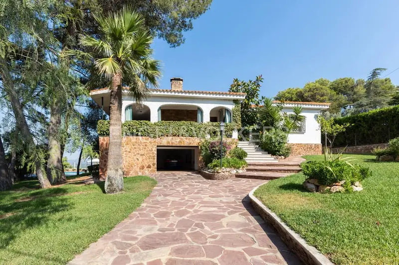 Chalet en Venta Torrent Valencia Amplio 8 Dormitorios Piscina Pista Tenis