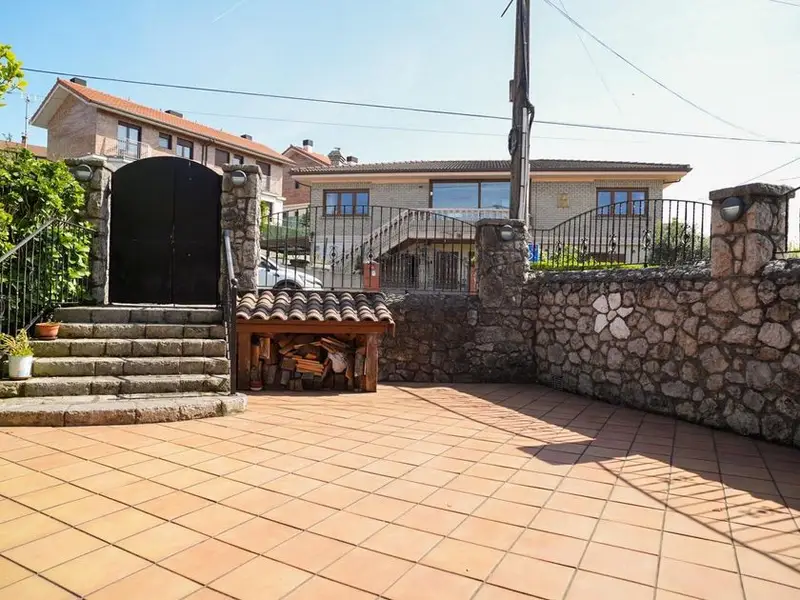 Chalet en Maliaño con 4 habitaciones, jardín y garaje