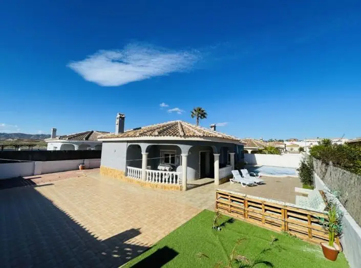 Villa en Venta Lo Santiago 3 Dormitorios Piscina