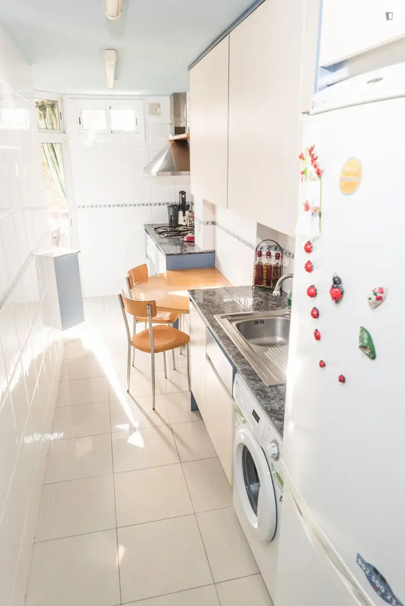 Habitacion individual con balcon para estudiantes y jovenes profesionales