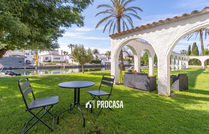 Apartamento en Empuriabrava con Jardin y Vistas al Canal