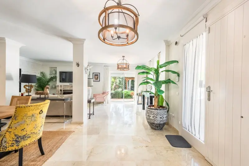Apartamento Dúplex en Marbella con Jardín Privado