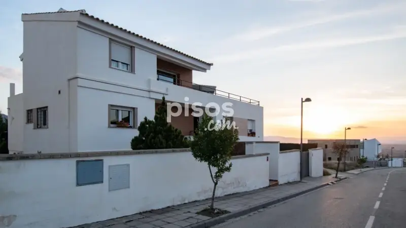 Chalet de Lujo en La Zubia con Piscina y Placas Solares