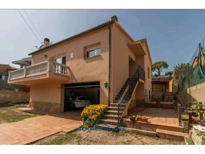 Chalet en Vidreres con piscina y licencia turística