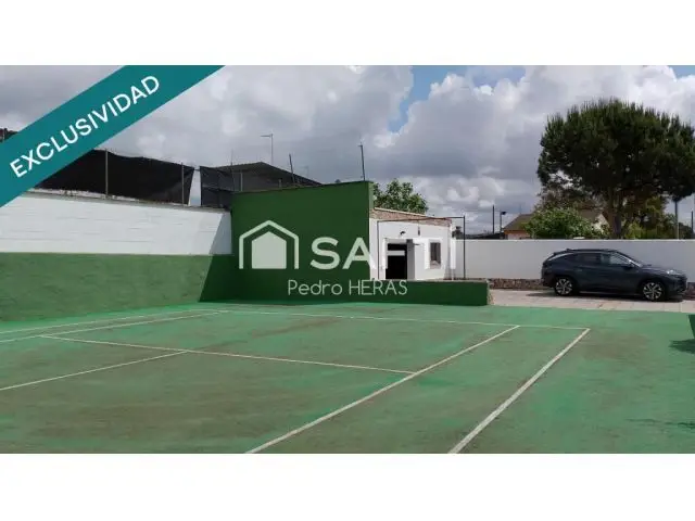 Casa Esquinera En Urbanización Tranquila