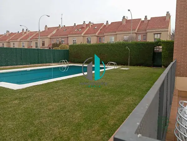 Chalet en Venta en Logroño  3 Dormitorios 3 Baños Garaje Piscina