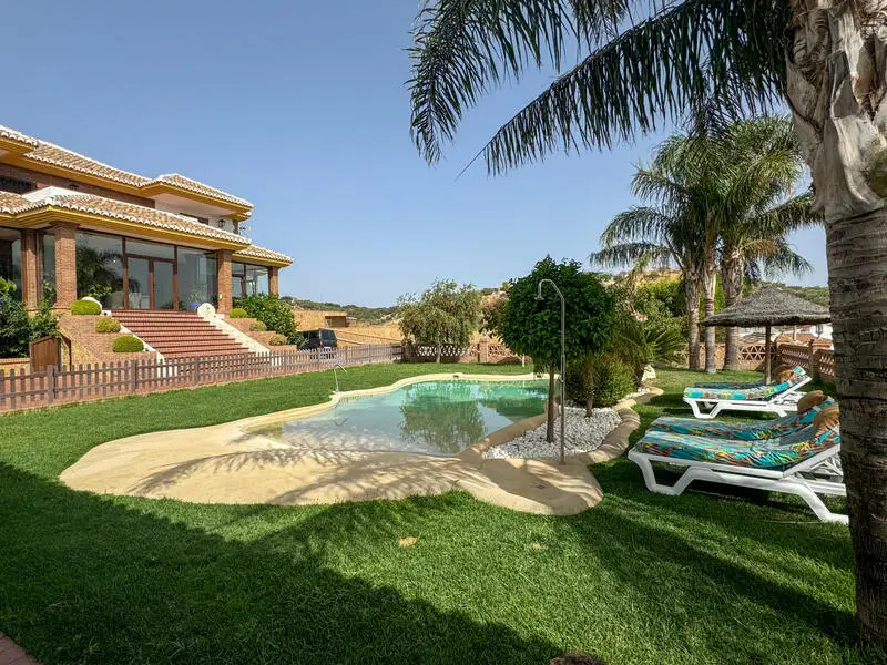 Villa de Lujo 4 Dormitorios Cerca de Loja y Granada