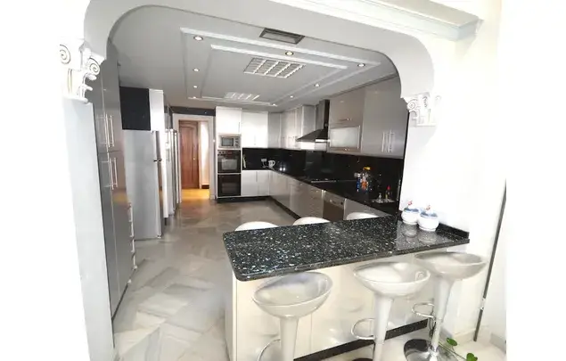 Apartamento 4 Dormitorios Puerto Banus Primera Linea de Playa
