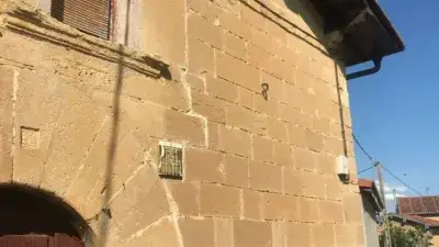 Casa Rústica en Miranda de Ebro: Histórica con Patio y Garaje