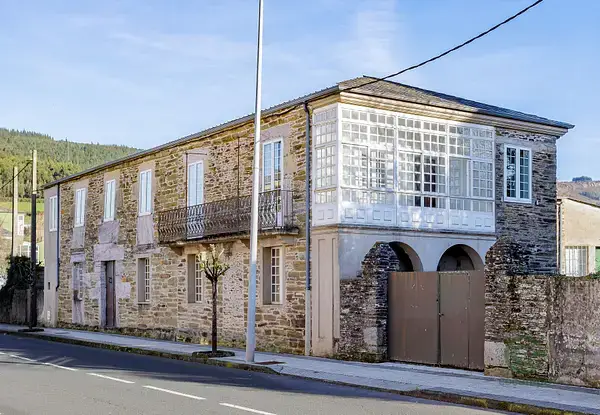 Casa señorial en Baralla con 2.09ha de terreno urbanizable