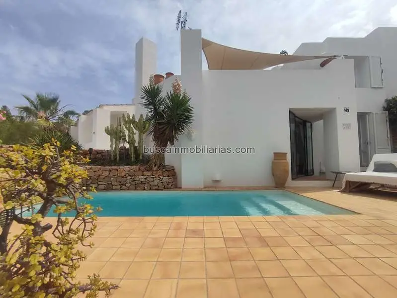 Villa en venta en Sant Josep de sa Talaia con vistas al mar