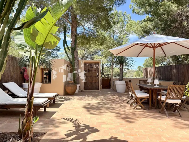 Casa en Cala Tarida con Vistas al Mar y Piscina