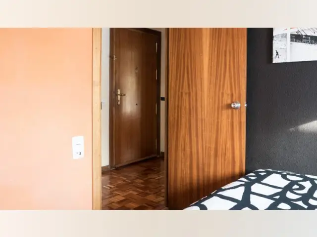 Habitacion en Apartamento de 5 Dormitorios Alcalá de Henares