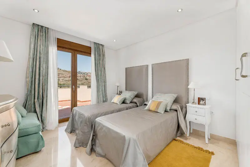 Villa de Lujo con 5 Dormitorios y Piscina Infinita en Benahavis