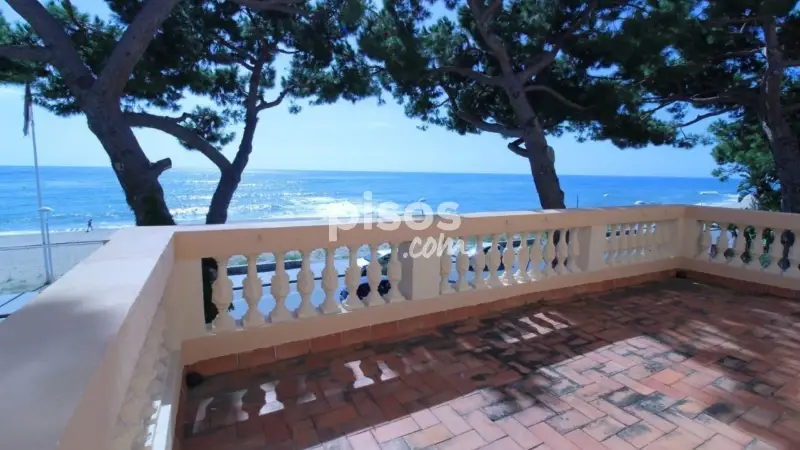 Finca Modernista en Primera Línea de Playa