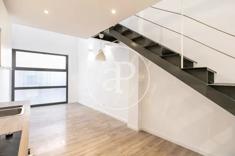 Casa en venta en Sants: Ideal para inversores