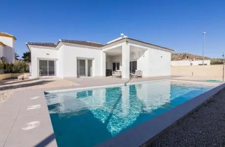 Villa Moderna en Pinoso con Piscina y Placas Solares