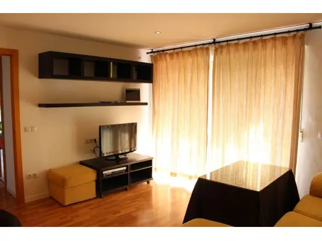 Apartamento Amueblado 3 Dormitorios Cerca Corte Ingl
















és