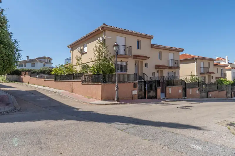 Chalet con Piscina en Los Rebites Huetor Vega