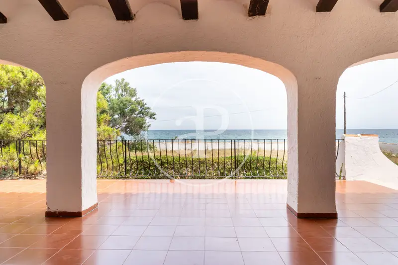 Espectacular Villa en Denia con Vistas al Mar y Acceso a la Playa