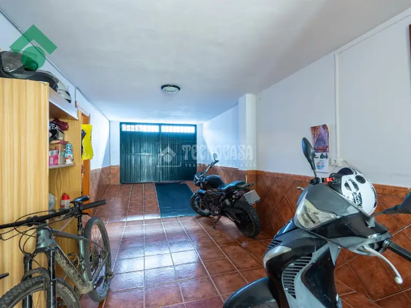 Apartamento en Venta Benamocarra:  2 Dormitorios, Patio y Cochera