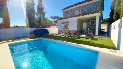 Chalet en Alquiler en Chiclana de la Frontera con Piscina