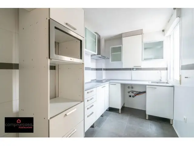 Piso en Venta en Cullar Vega: 2 Dormitorios, Ascensor y Excelente Ubicacion