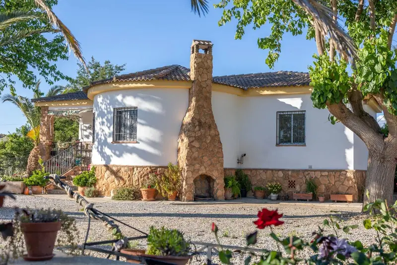 Finca Rural en Guadix con Piscina y Amplio Jardín