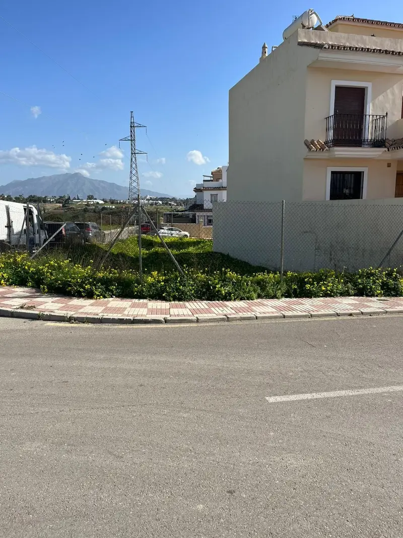 Terreno en Venta Cancelada - Casa con Jardin y Piscina
