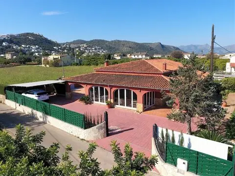 Casa en Venta Pedreguer: Villa con Piscina y Jardín