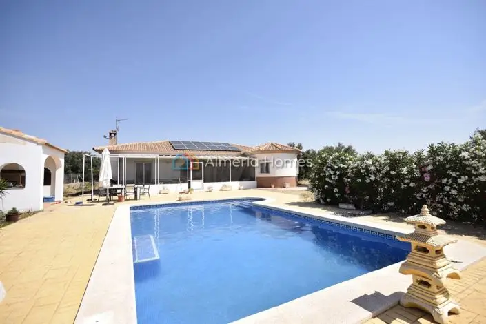 Villa de Lujo con 5 Dormitorios en Venta en Almeria