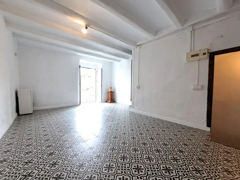 Casa en venta. Casa amplia, reformada, muy luminosa, con garaje y patio, en una zona muy tranquila de Monistrol a 5 minutos del centro caminando.