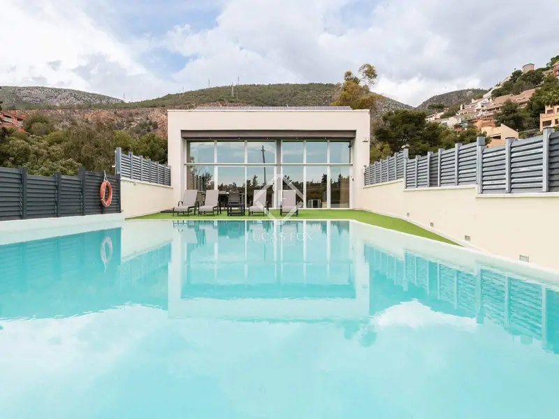 Chalet en Alquiler Castelldefels: Villa de Lujo con Piscina y 7 Dormitorios