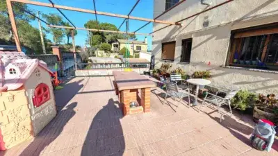 Chalet en venta en Can Serra con piscina y barbacoa