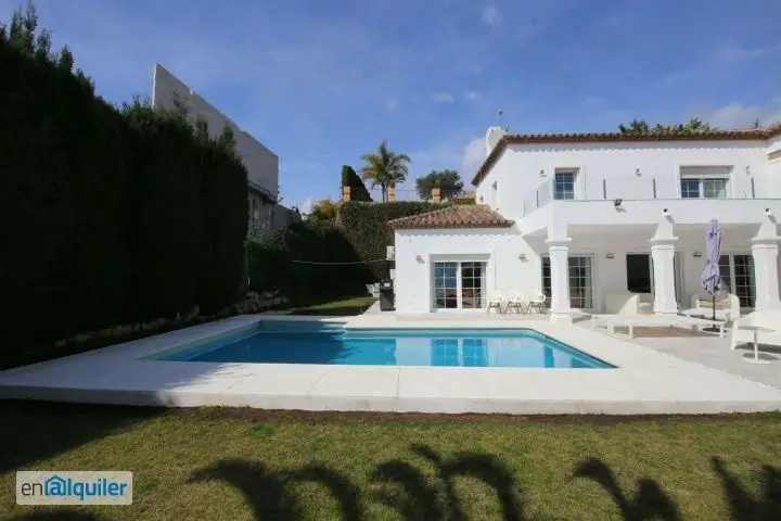 Villa de Lujo en Benahavís: Moderna y Espaciosa Cerca de Golf y Puerto Banús
