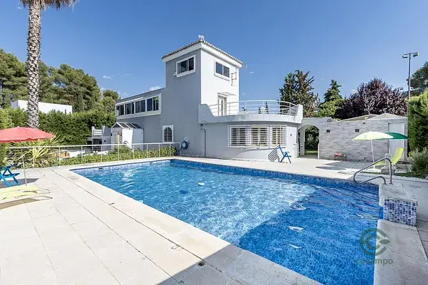 Casa de Lujo en Parque Cubillas con Piscina Privada y Vistas al Pantano